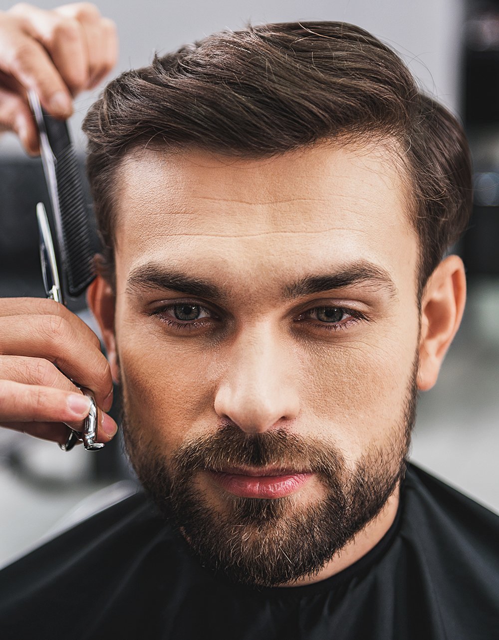 Barbier présentant ses outils